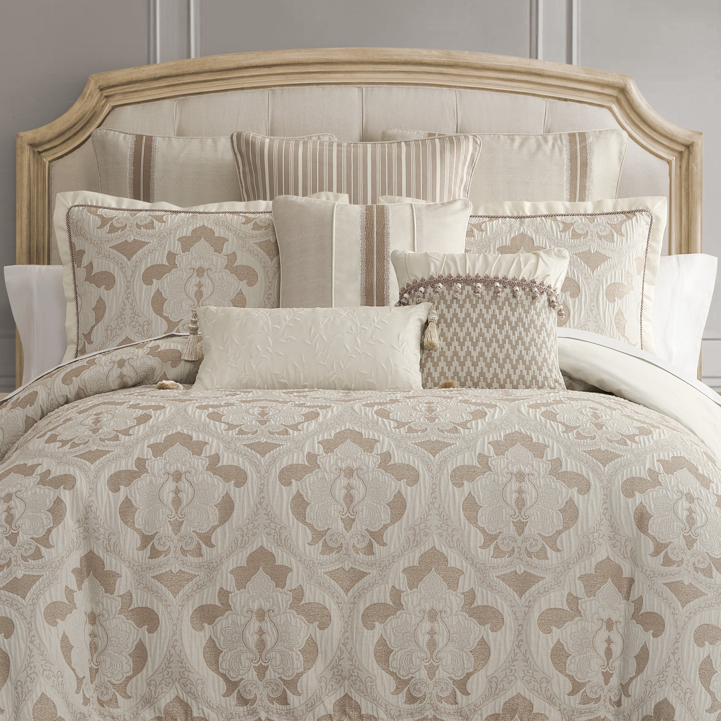 Arderra 4 Piece Ivory Comforter Set