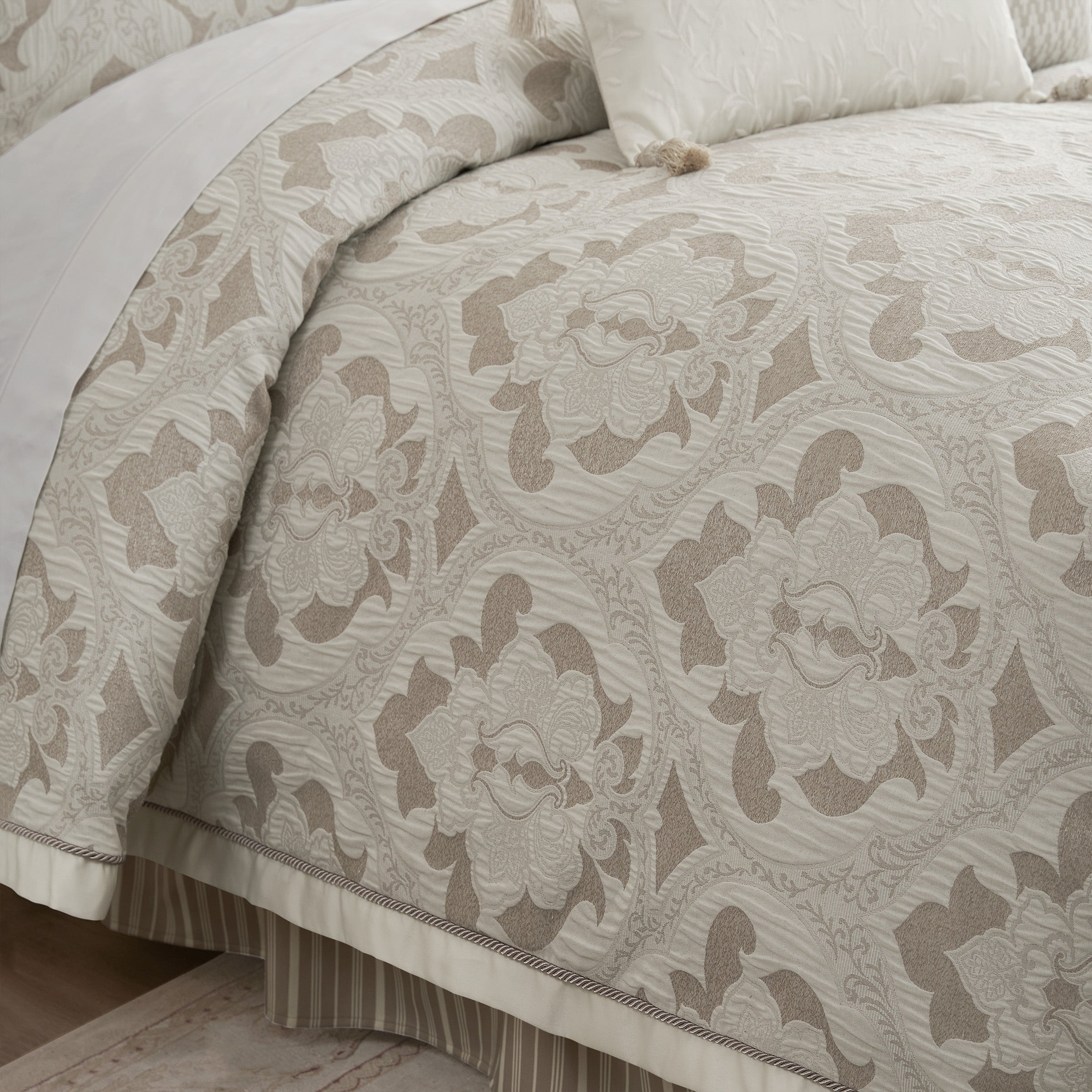 Arderra 4 Piece Ivory Comforter Set