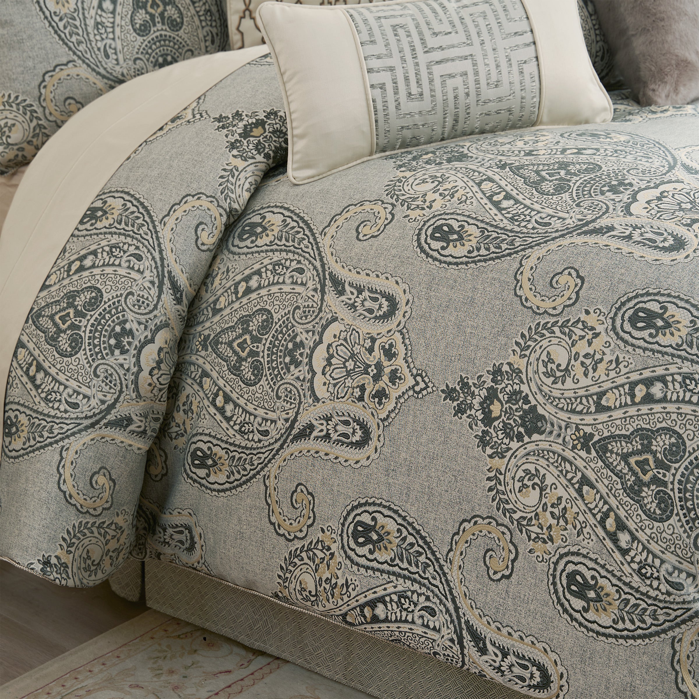 Brosna 4 Piece Comforter Set