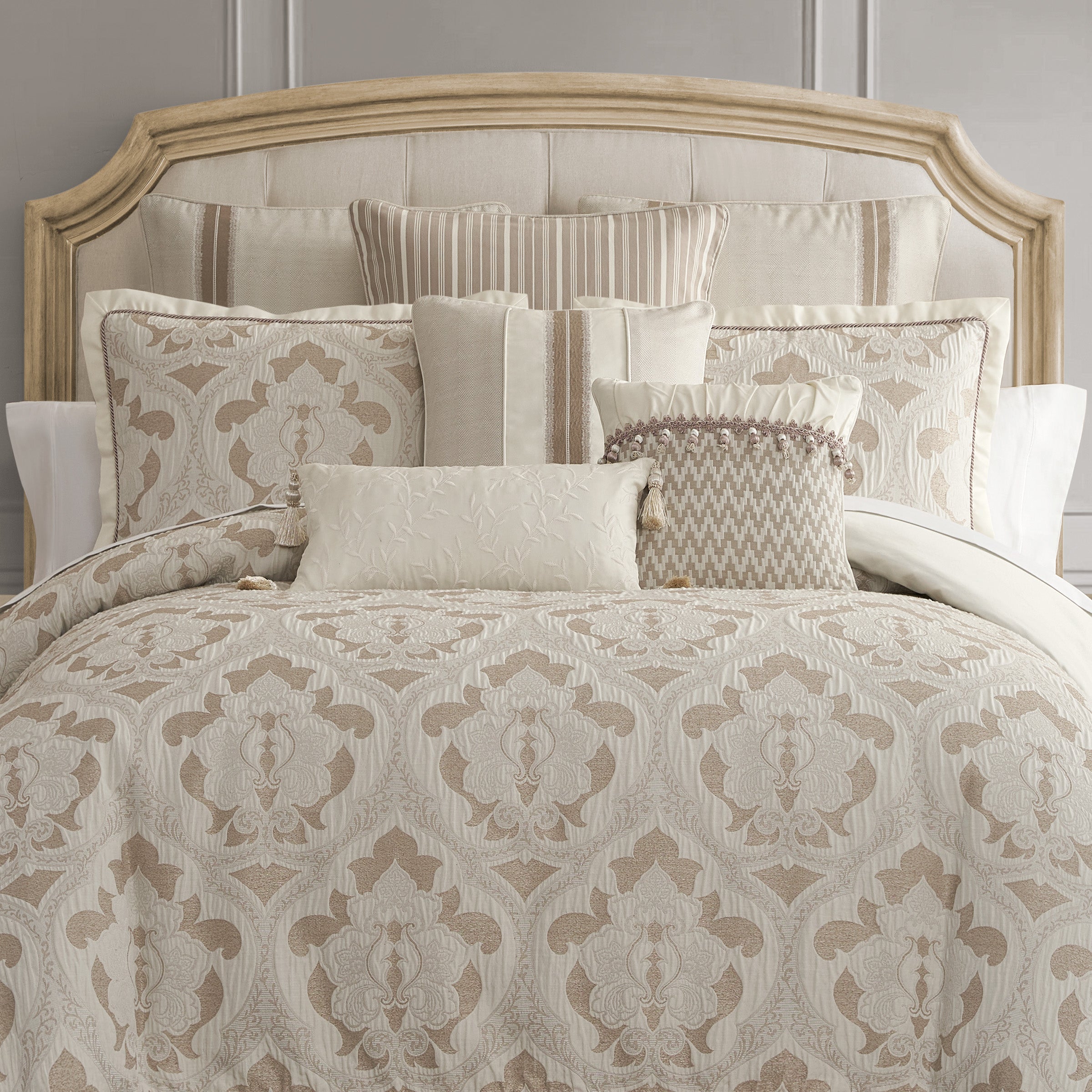 Arderra 4 Piece Ivory  Comforter Set