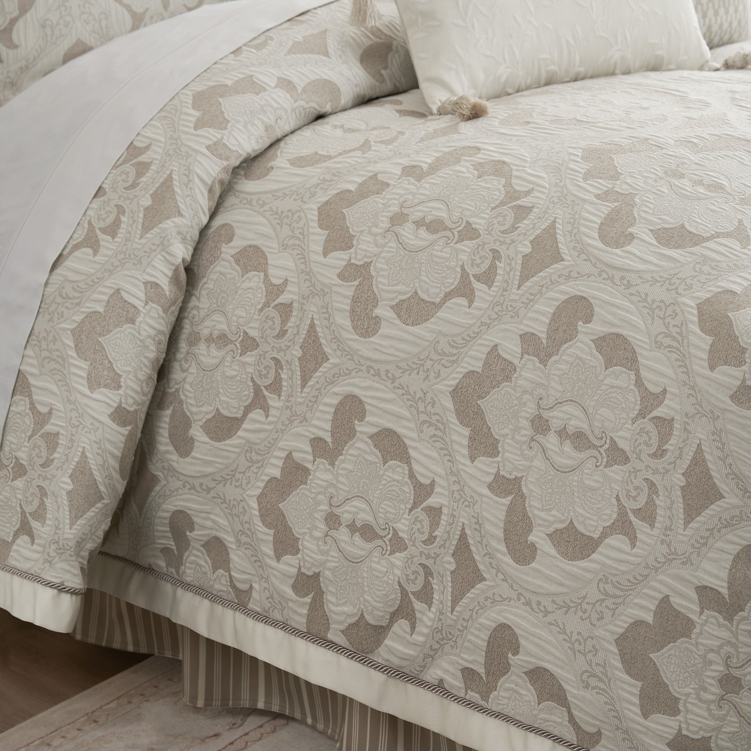 Arderra 4 Piece Ivory  Comforter Set