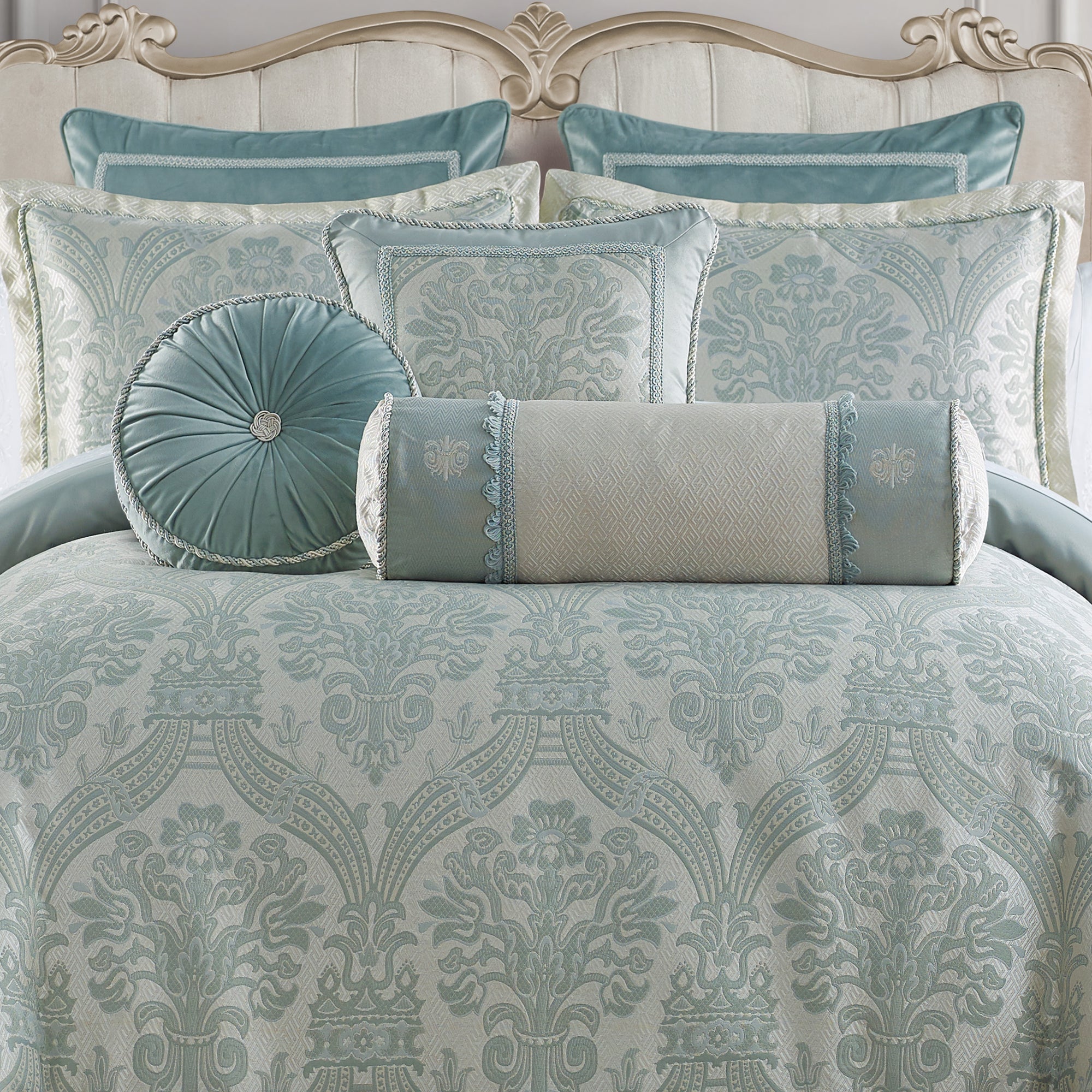 Bedding sets hotsell with decorative pillows